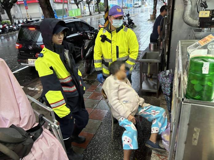 桃園警守護民眾安全不懈怠 冒風雨助2婦平安返家 19 1988902 0