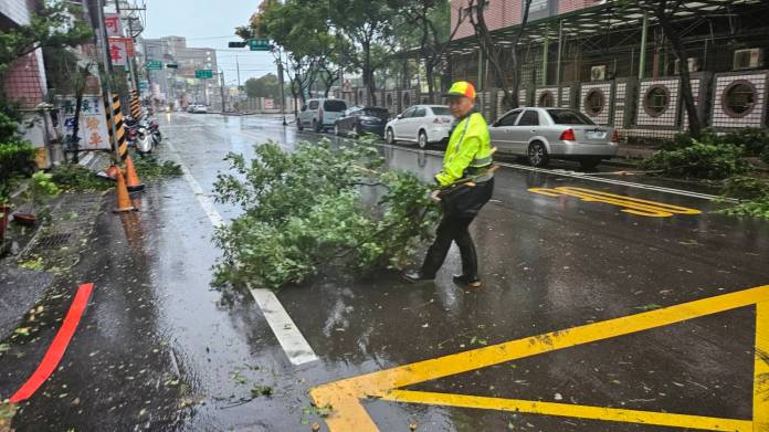 桃環局出動800名清潔隊員 颱風天清出70公噸路樹及垃圾 19 S 34160839 0