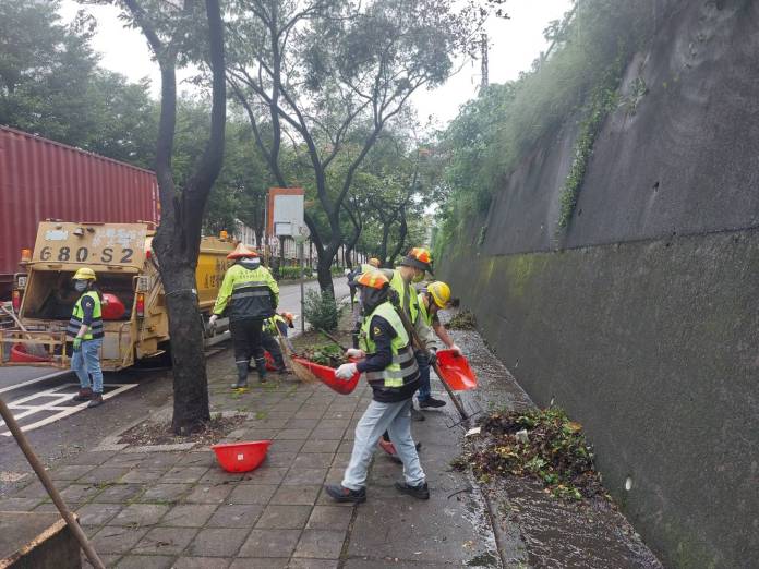 桃環局出動800名清潔隊員 颱風天清出70公噸路樹及垃圾 20 S 34160835 0