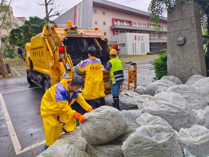 桃環局出動800名清潔隊員 颱風天清出70公噸路樹及垃圾 21 S 34160837 0