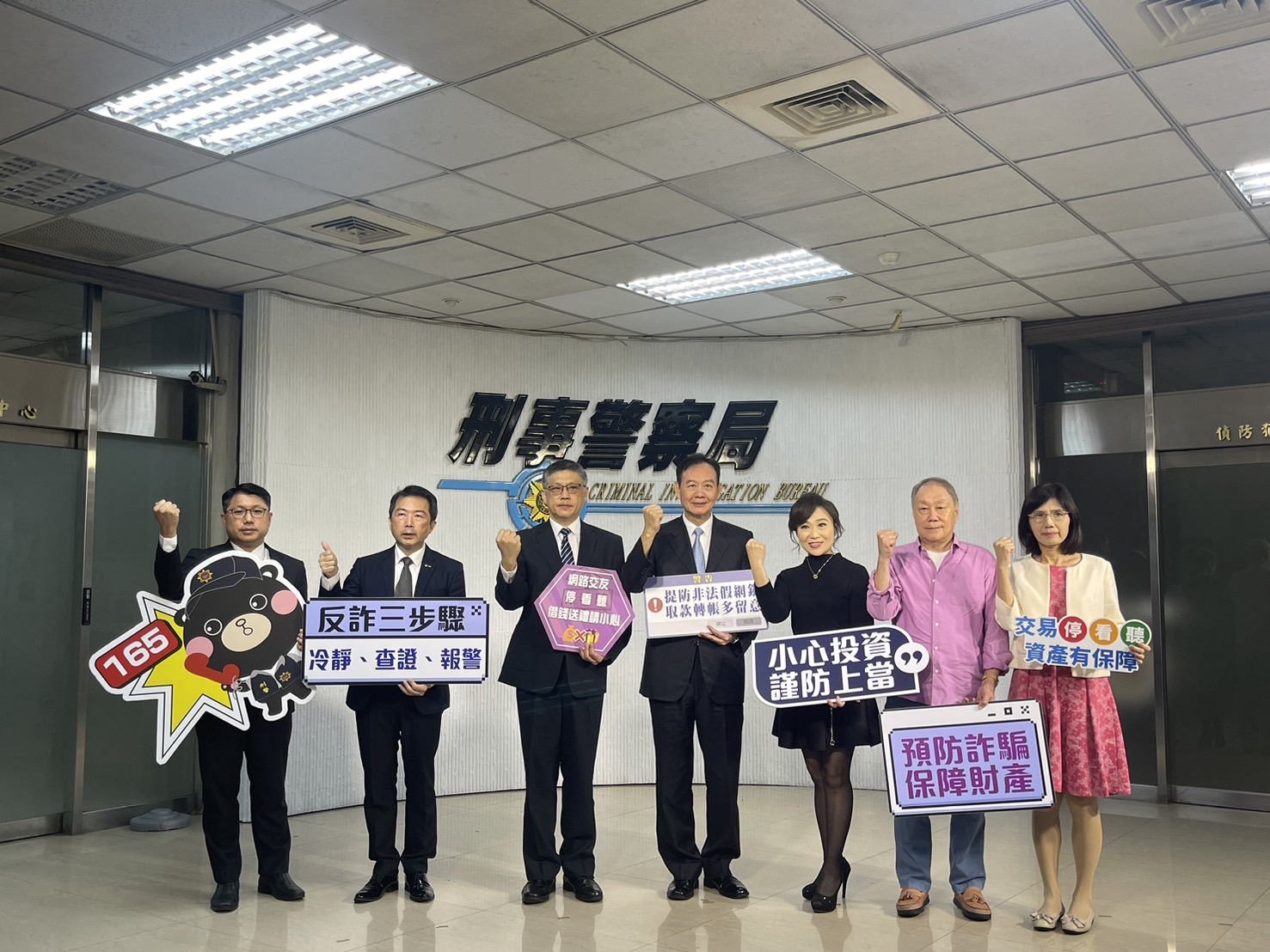 圖左至右:詐防中心科長兼執行秘書林耕宇`預防科科長林書立副局長黃壬聰`局長周幼偉`胡睿涵`胡立陽`盧燕俐(記者徐煜勝翻攝)