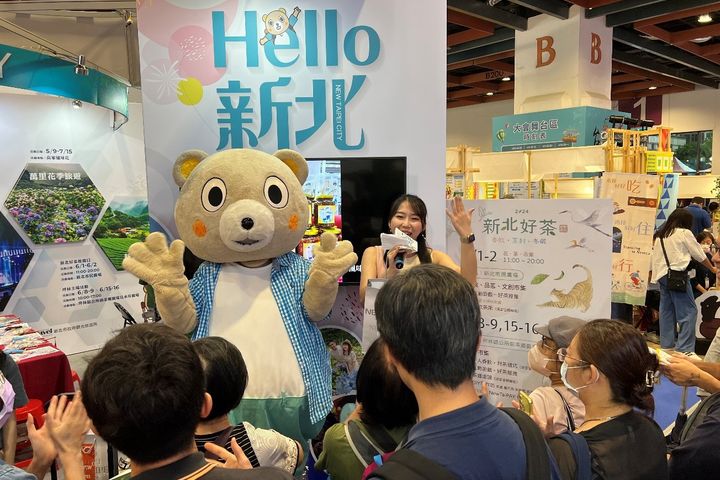 新北觀旅局吉祥物「小客」不定時現身旅展,每日14:00還有集結國內外超人氣吉祥物大遊行與各國精采文化表演。 圖:新北市政府觀光旅遊局/提供