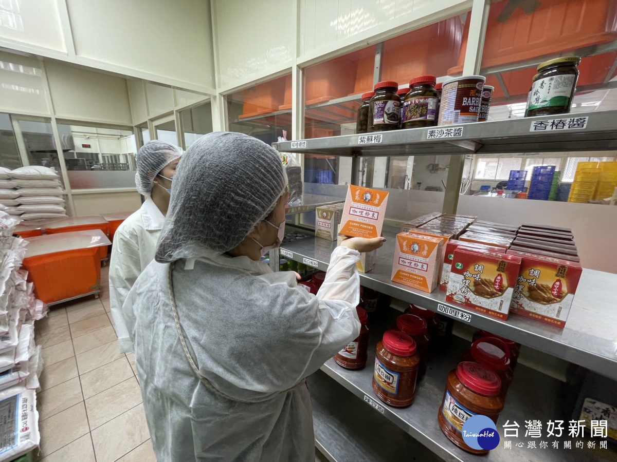 桃市衛生局全面追查染蘇丹紅咖哩粉流向,要求業者下架回收保障市民食安。