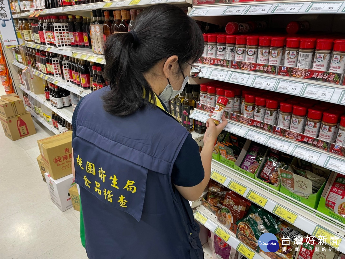 桃市衛生局全面追查染蘇丹紅咖哩粉流向,要求業者下架回收保障市民食安。