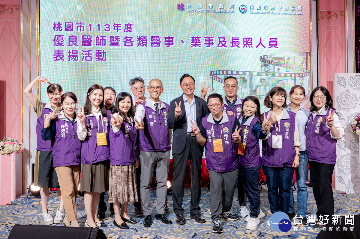張市長與衛生局團隊合影。<br /><br />
