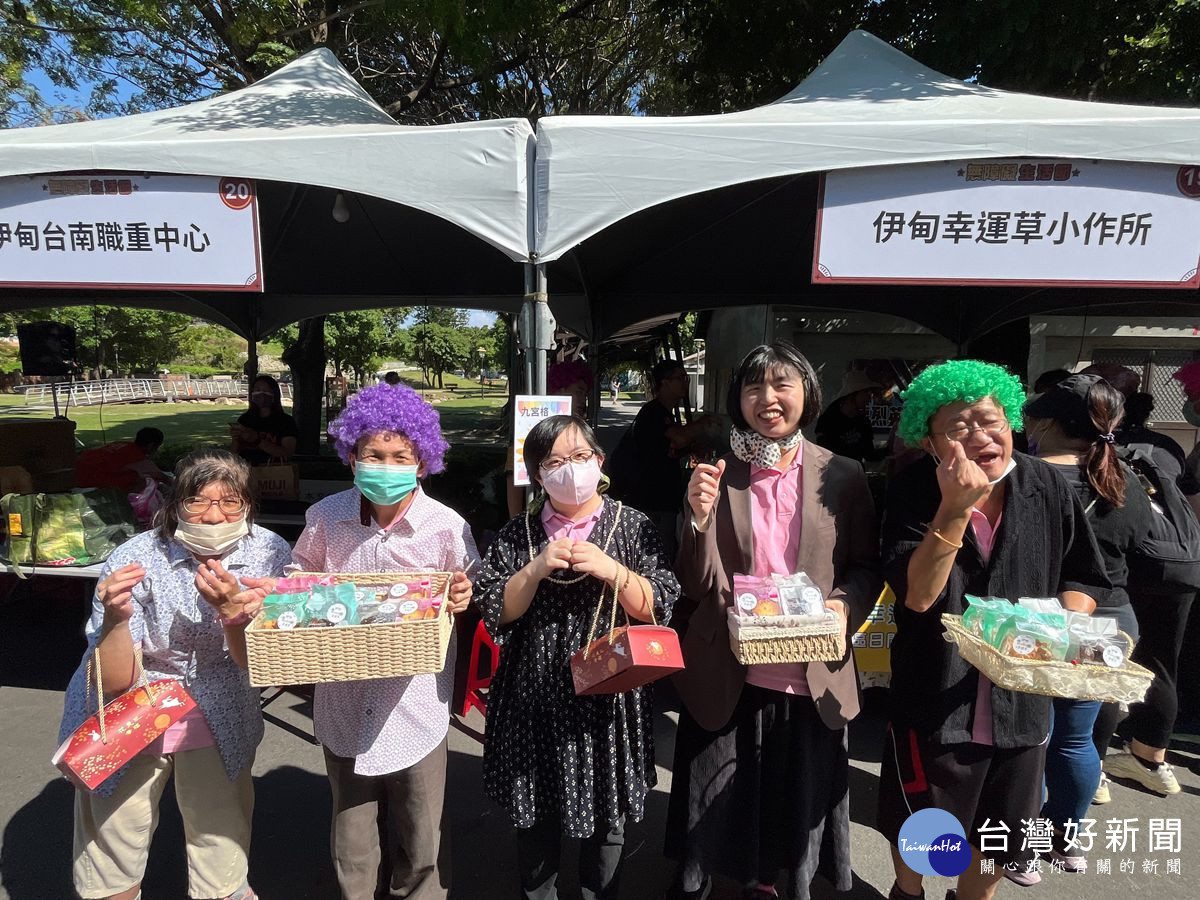 伊甸身障學員擔任復古掌櫃，于庭(右二)開心嶄露自信笑容