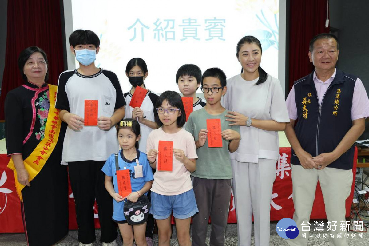 許縣長轉頒由會員發心贊助的獎助學金給5位優秀學生每人2千元。(圖/縣府提供)