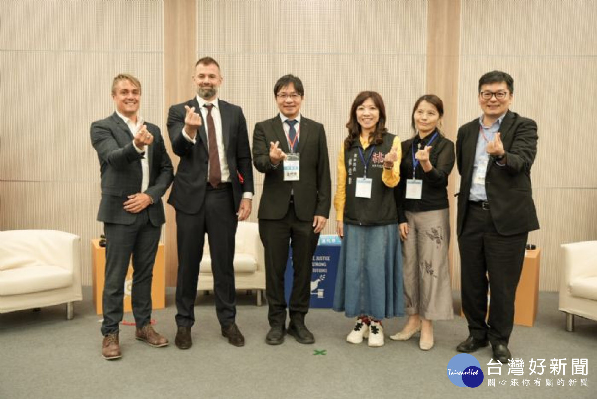 左起SVI社會價值國際影響力總監Adam Richards、AVPN亞洲社會投資人網絡首席合作長Tristan Ace、桃園市秘書長溫代欣、青年局局長侯佳齡、社會企業中心執行長黃妙兒及國立中央大學教授沈建文共同探討「如何打造社會影響力生態圈」的主題。