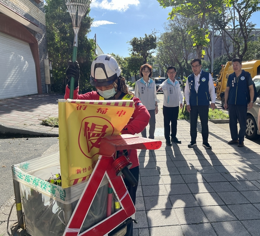 彭啓明部長關心康芮颱風後清潔隊員工作及環境復原整理整頓情形（圖：環境部環管署）