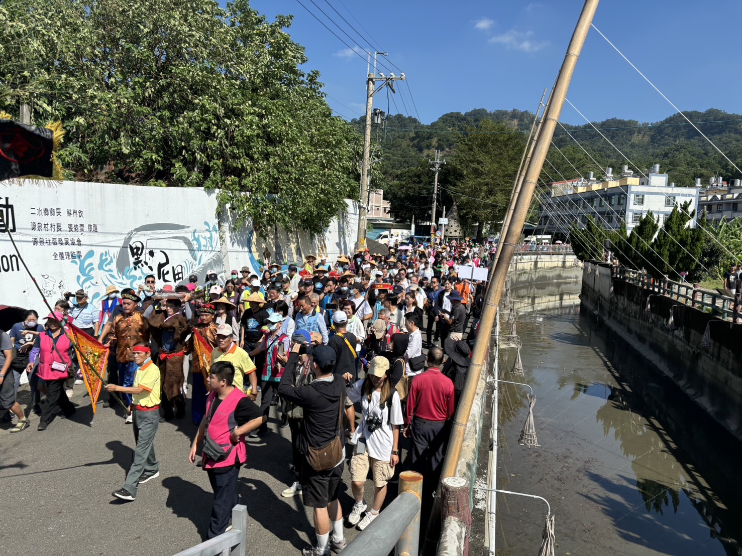 ▲「2024二水國際跑水節」熱鬧展開，縣府基於安全考量，破天荒把圳渠跑水移到平面道路，跑水過程從出發到抵達終點，僅花10分鐘。（記者張溎壕攝）