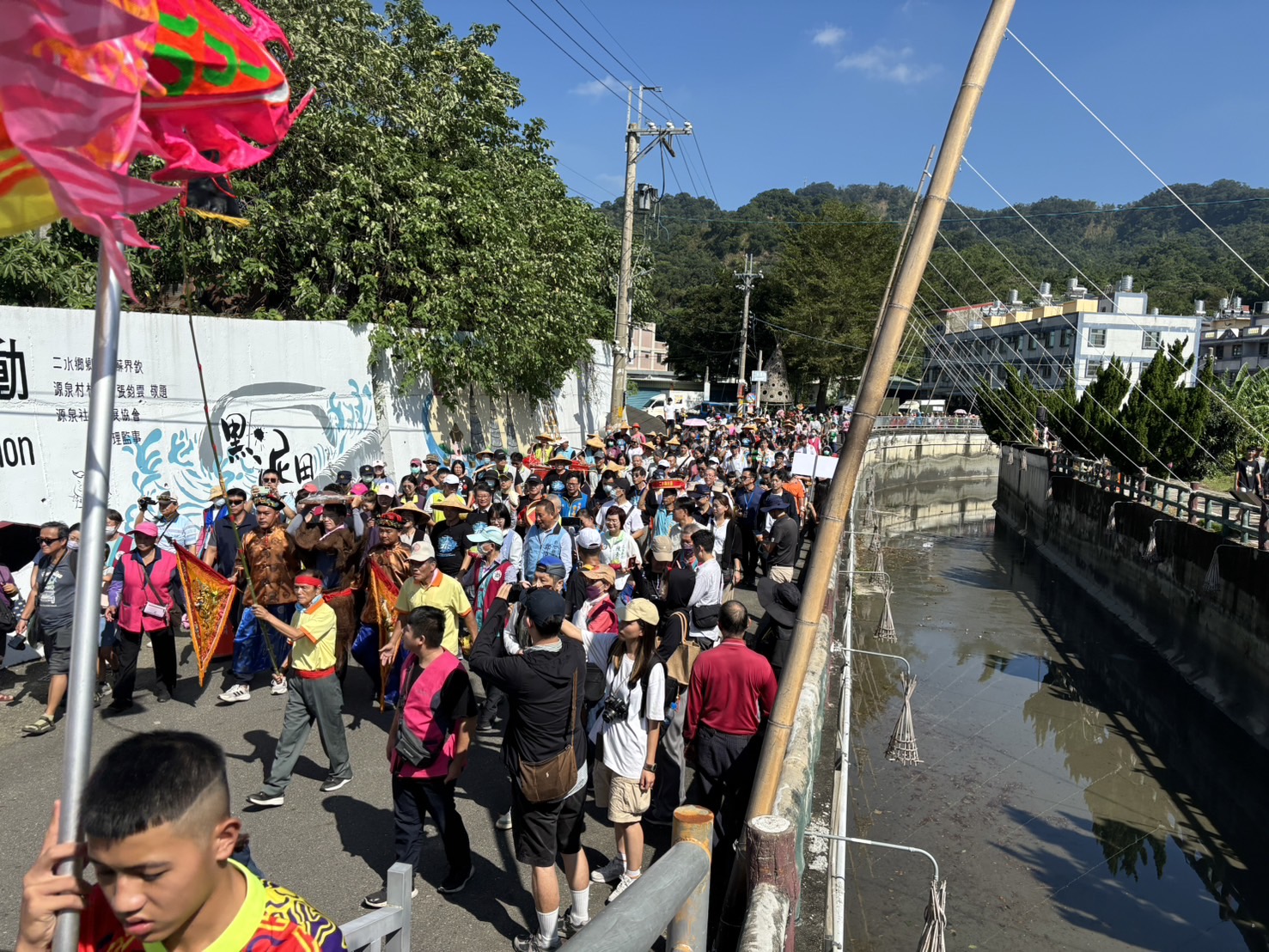 ▲「2024二水國際跑水節」熱鬧展開，縣府基於安全考量，破天荒把圳渠跑水移到平面道路，跑水過程從出發到抵達終點，僅花10分鐘。（記者張溎壕攝）
