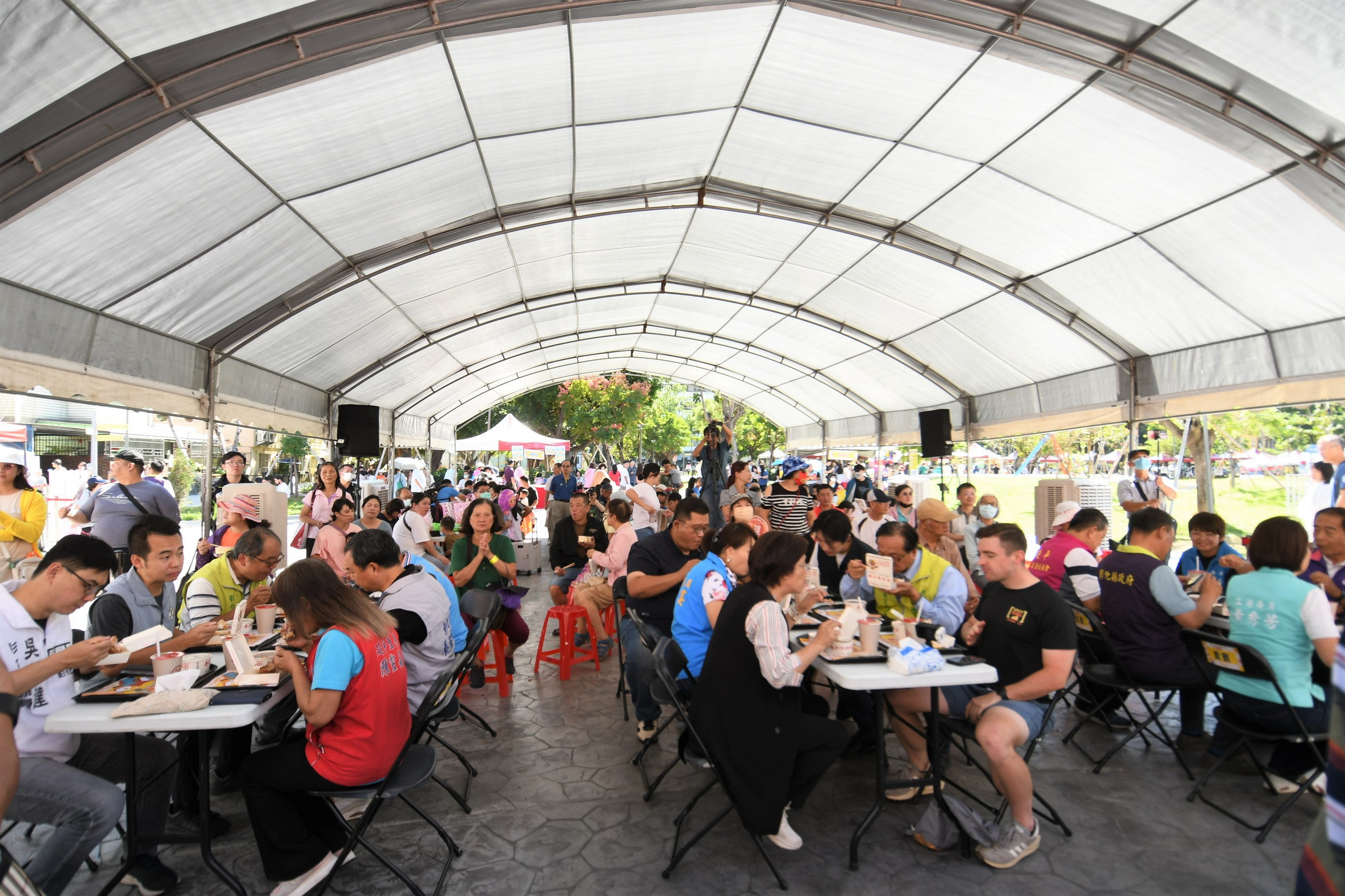 ▲「彰化爌肉飯嘉年華」於彰化市延平公園登場，「爌世英雄」前3名名單揭曉，每人都吃超過200碗，由彰化縣長王惠美頒發爌肉飯獎勵。（記者張溎壕攝）