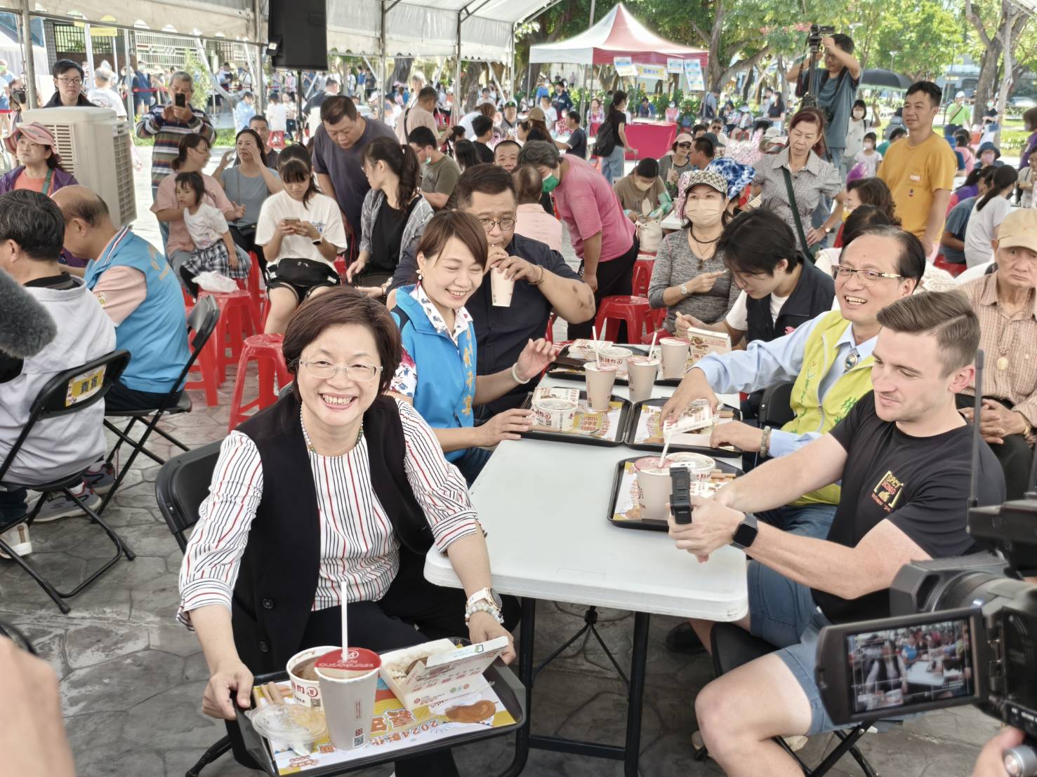 ▲「彰化爌肉飯嘉年華」於彰化市延平公園登場，「爌世英雄」前3名名單揭曉，每人都吃超過200碗，由彰化縣長王惠美頒發爌肉飯獎勵。（記者張溎壕攝）