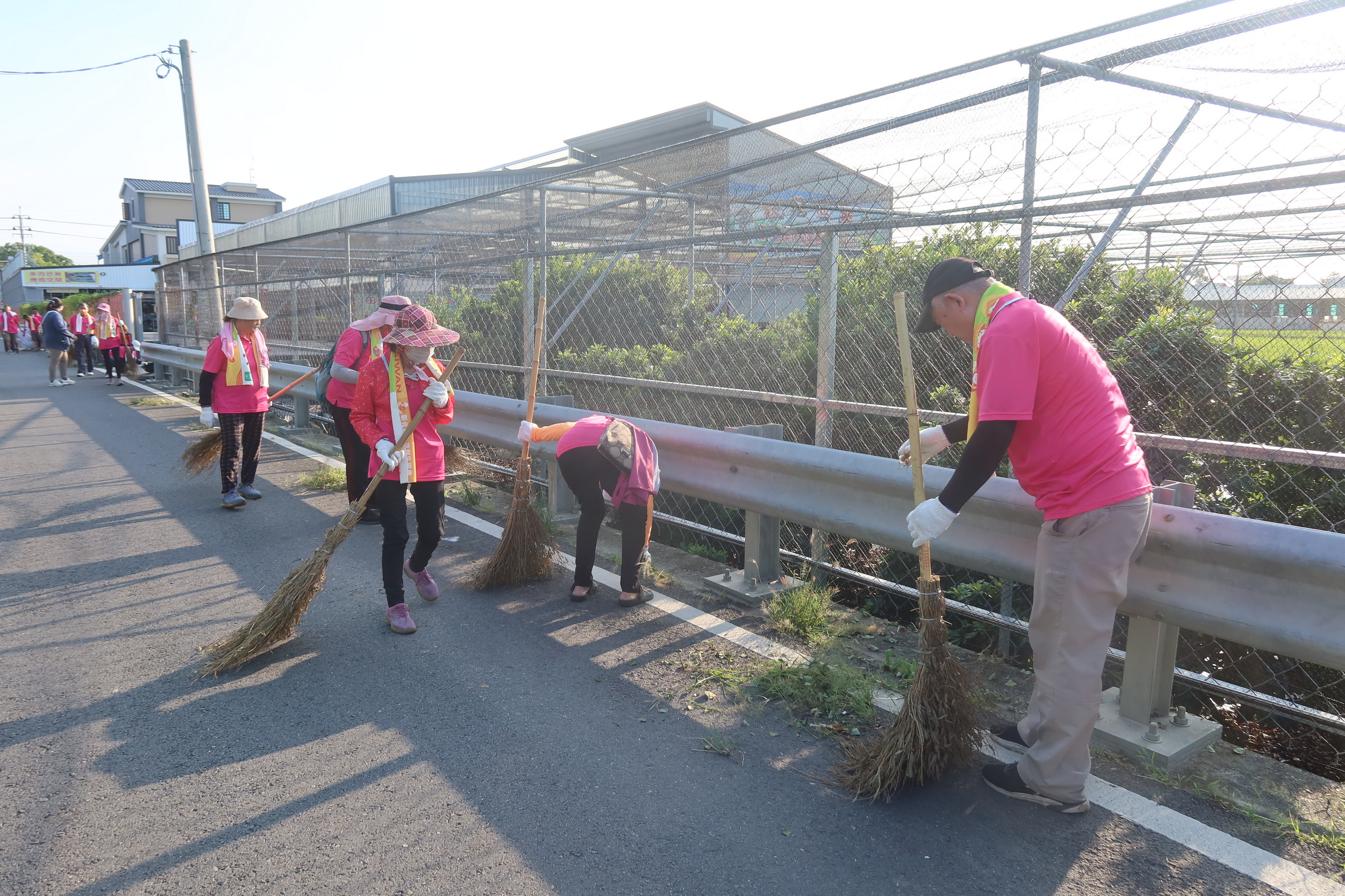▲田中馬拉松臨近，彰化縣在地創生協會發起第三屆「清掃田中，喜迎馬拉松」活動，號召350名志工共同參與，為賽事創造一個乾淨的環境。（記者張溎壕攝）