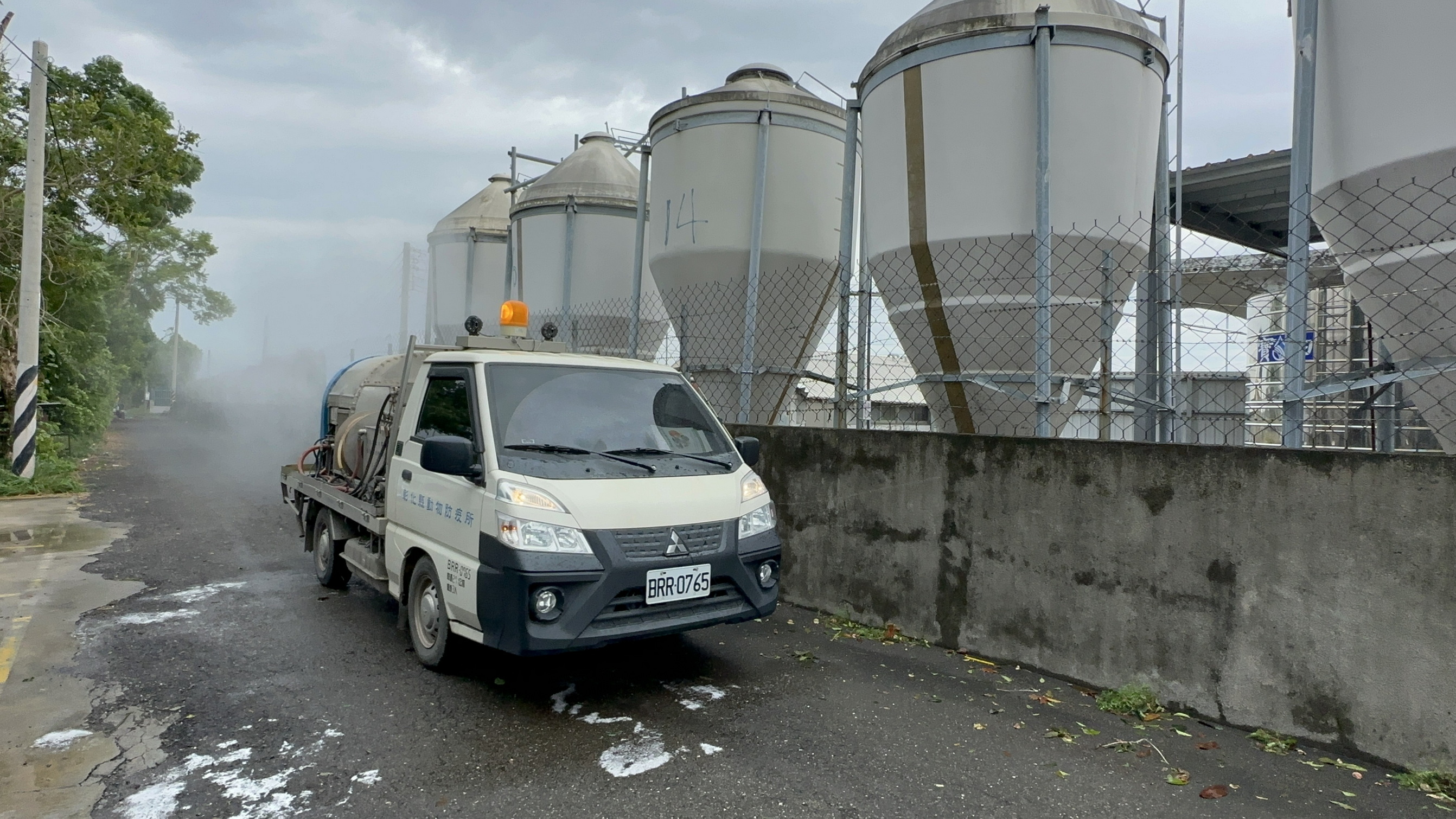 ▲北斗鎮一處種鵝場確認感染新型H5N1禽流感病毒，彰化縣動物防疫所派員已完成清場消毒及撲殺工作。（動物防疫所提供）