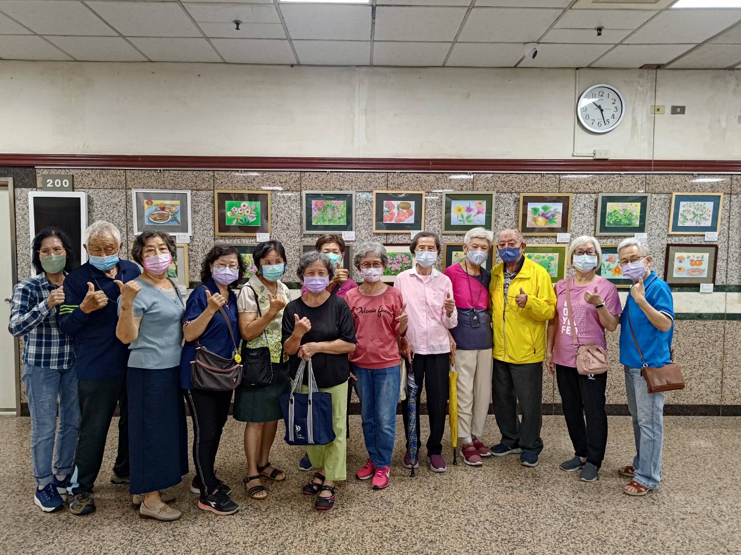 高齡長輩揮灑色彩 聖馬爾定舉辦畫展 高齡長輩揮灑色彩 聖馬爾定舉辦畫展