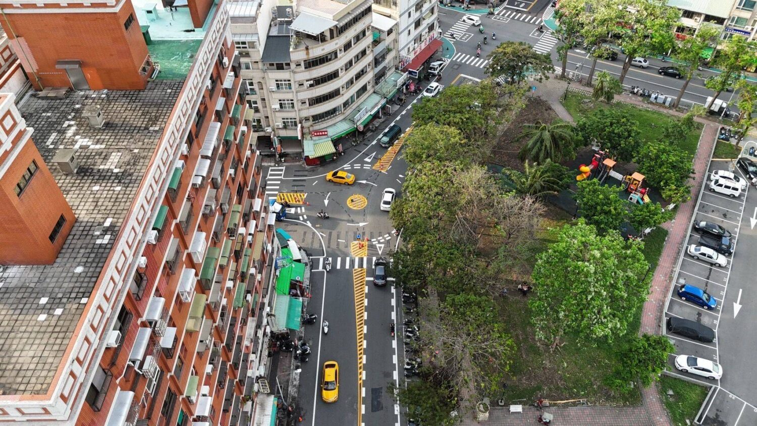 高市第二個標線型圓環誕生 瑞福路、崗山南街路口設置標線型圓環 改善交通安全