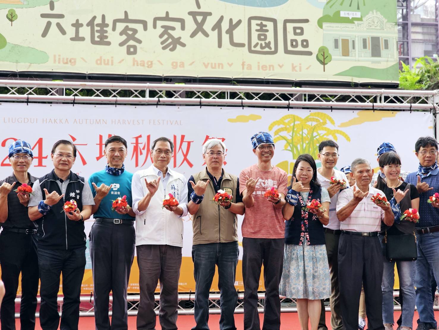 2024六堆秋收祭開幕 千人疊盤花拜伯公 祈求平安順遂、好運連年