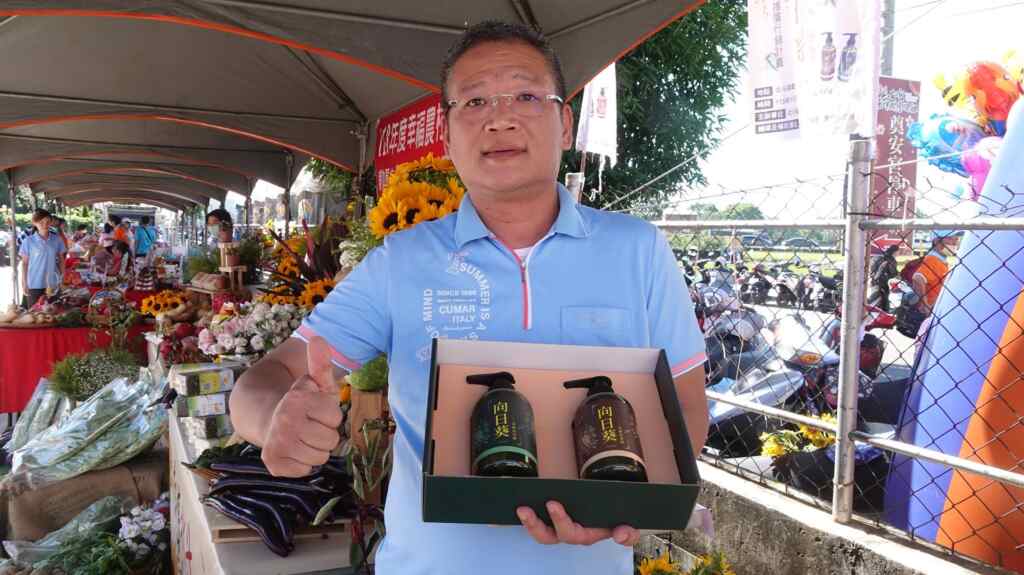 ▲北斗鎮農會總幹事陳瑩昇表示，帶領農會團隊以多樣化方式推廣北斗特產，如水餃系列、香菜乾拌麵等食品，今年更推出天然向日葵系列產品。（記者林明佑攝）