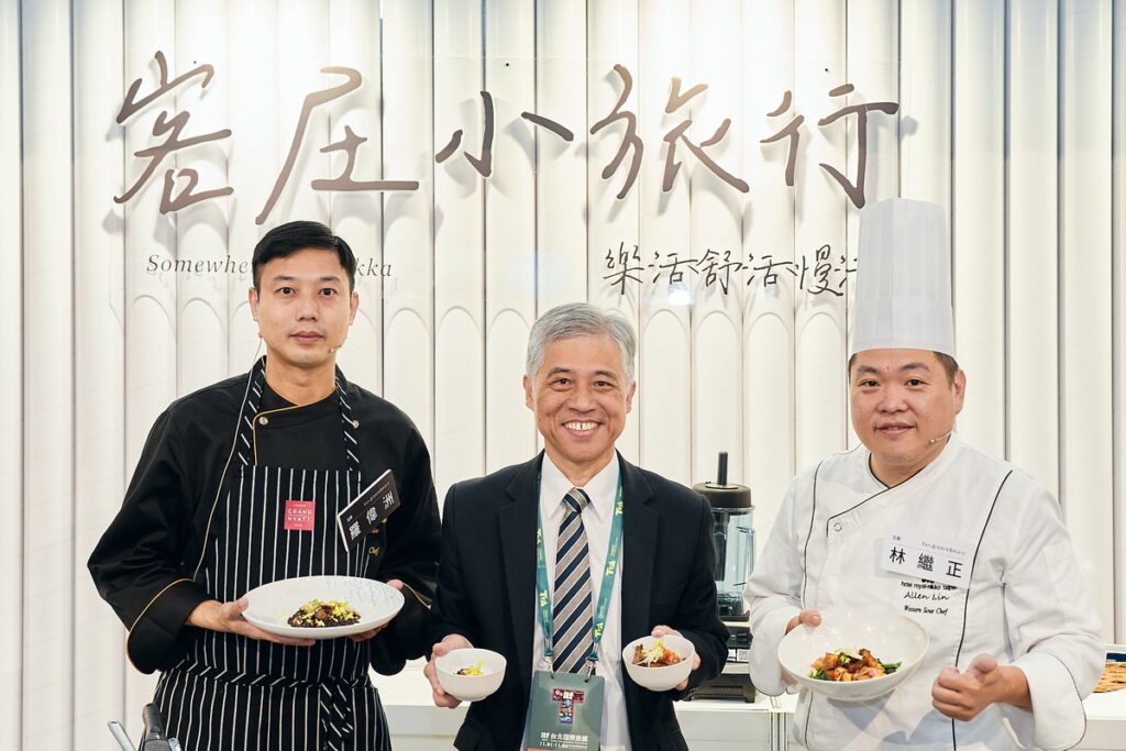 (中)客委會范副主委佐銘與客家版黑白大廚,國宴主廚林繼正(右),潛力新銳主廚羅偉洲(左)合影(圖/客家委員會 提供)