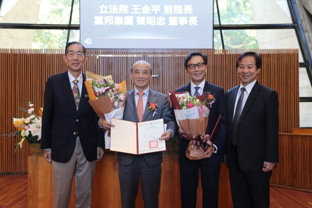 東海大學69週年校慶典禮上,前立法院長王金平和富邦集團董事長蔡明忠,受聘為東海大學的榮譽講座教授。(圖/東海大學提供)