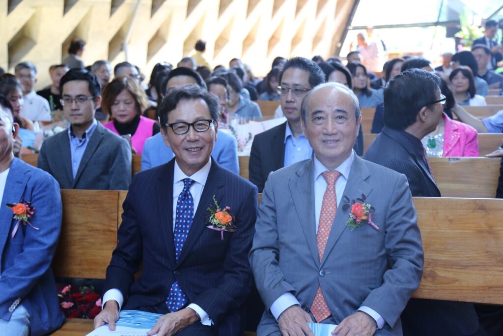 王金平出任政治系榮譽講座教授,將開設國會政治運作與溝通協調相關的課程,蔡明忠則成為管理學院EMBA榮譽講座教授,和學生分享商場上的逆境管理。(圖/東海大學提供)
