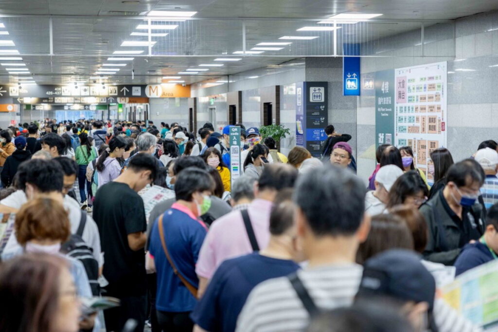 ITF台北國際旅展開展第二日適逢週末,開門前便吸引前來追星、搶購優惠的滿滿人潮