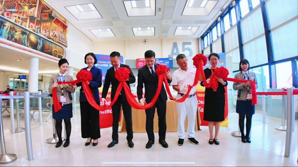 中間:泰越捷航空 / 執行副總裁(EVP) / Mr.An 梁長安 左ㄧ:財團法人沖繩縣產業振興公社 台北事務所/ 所長 /上江洲辰德 左二:財團法人沖繩縣產業振興公社 台北事務所/ 副所長 / 江怡欣 右一:泰越捷航空台灣總代理 金遠東國際旅行社 /董事長 /陶世龍 右二:泰越捷航空 台灣總代理 金遠東國際旅行社/ 總經理 / 吳麗萍