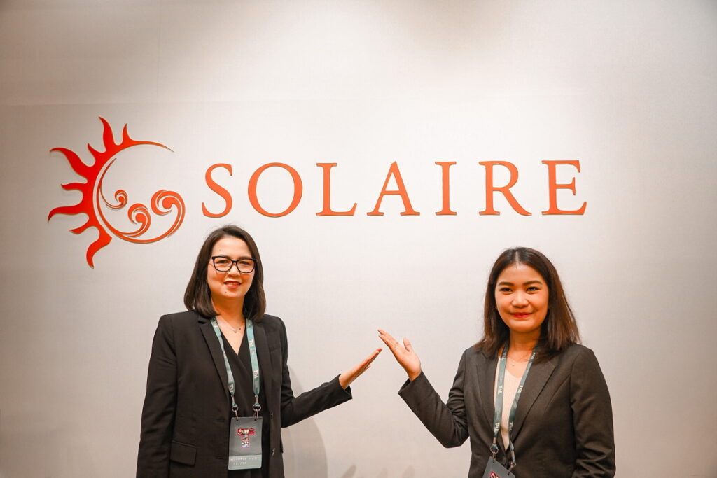 本屆台北國際旅展Solaire Resort首度來台參展,為吸引民眾來體驗頂級奢華渡假,準備了許多活動與介紹分享。左:業務與行銷總監Rycel Engalla 右:銷售經理Cassiopeia Solon 。