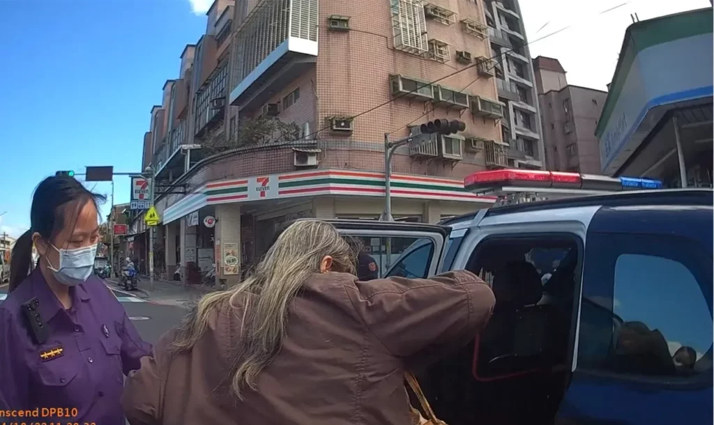 當場即被員警識破是去年竊盜案通緝歸案之證明,林婦原想以自稱的「護身符」呼嚨員警不成,而被逮捕帶回派出返所偵辦。