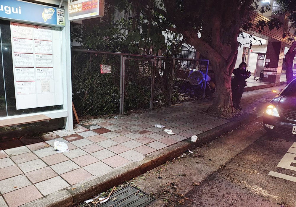 醉漢公車站前自殘 警消送醫搶救仍宣告不治 268 248241102a01