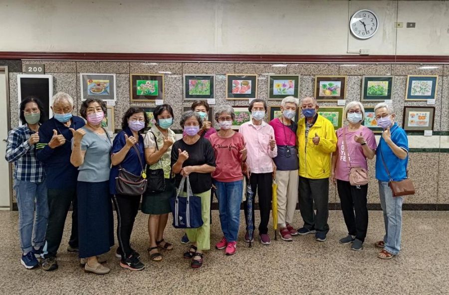 高齡長輩揮灑色彩  聖馬爾定舉辦畫展