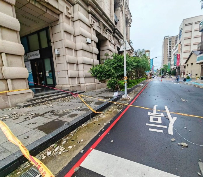 【有片】颱風天社區外牆狂降「磁磚雨」建管處限一週改善 否則將連續受罰 76 S 90873859 0