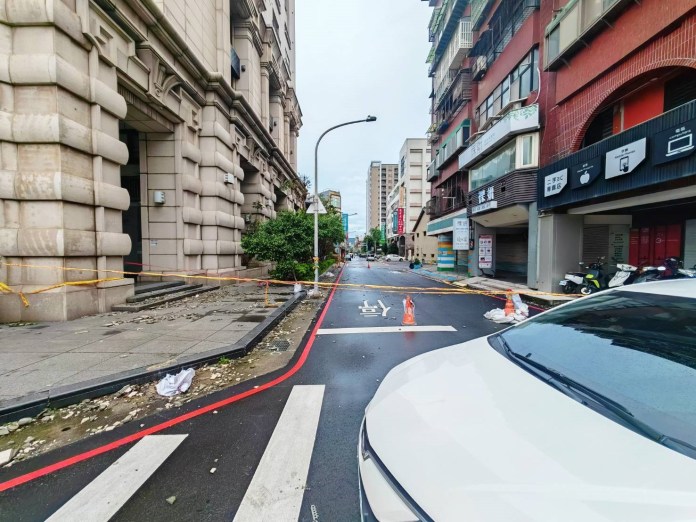 【有片】颱風天社區外牆狂降「磁磚雨」建管處限一週改善 否則將連續受罰 77 S 90873861 0