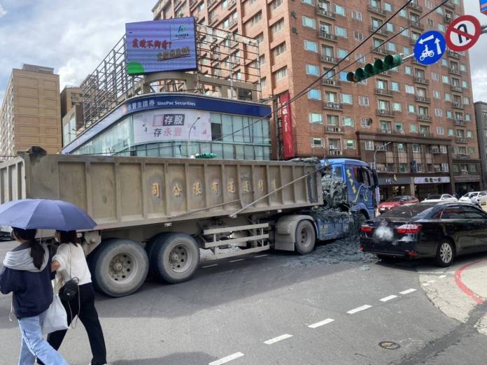 曳引車擦撞自小客淤泥灑滿路面 桃園中正路兩線道一度癱瘓 19 1990285 0