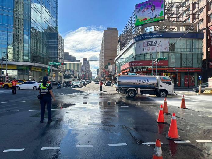 曳引車擦撞自小客淤泥灑滿路面 桃園中正路兩線道一度癱瘓 20 341476 0