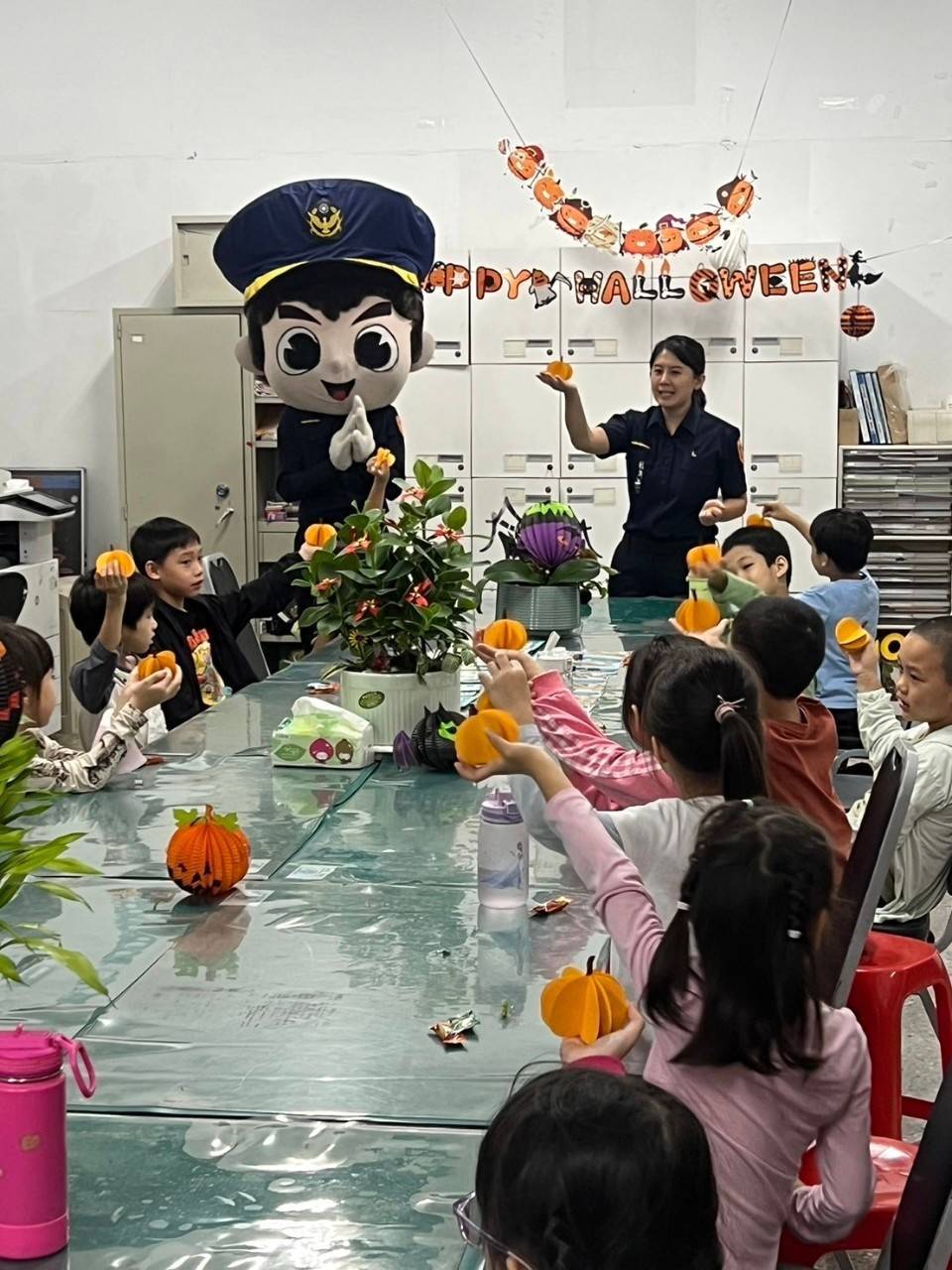 萬芳派出所藉萬芳國小學童萬聖節「討糖」機會宣導防詐騙觀念。(記者 黃荷琇翻攝)