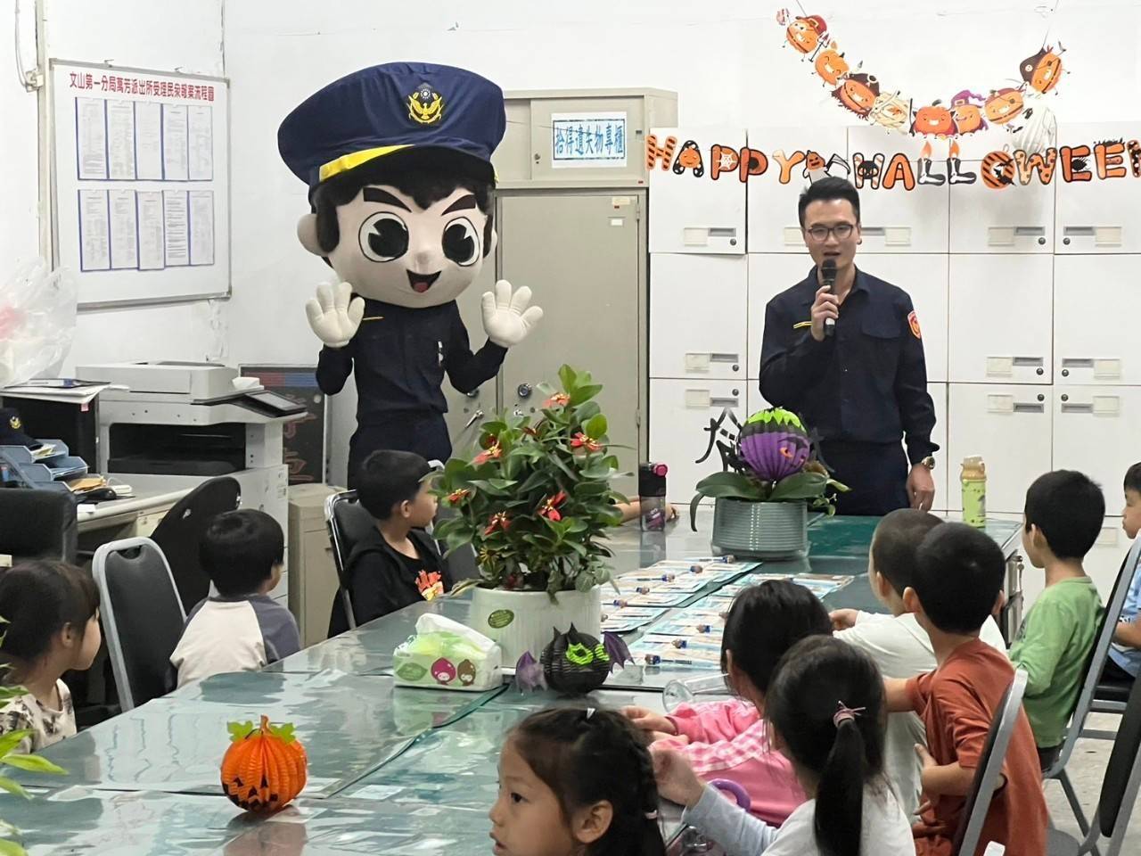 萬芳派出所所長林皓彣及警員們在與學童互動中,分享了如何辨識詐騙訊息、預防受騙的方法。(記者 黃荷琇翻攝)