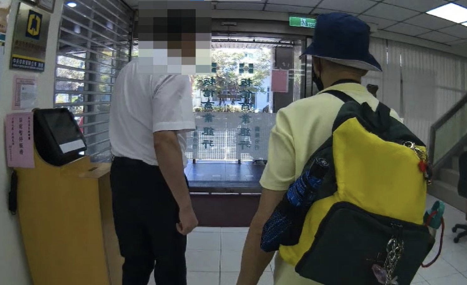 行員(左)、萬翁(右)。(記者 張艷君翻攝)