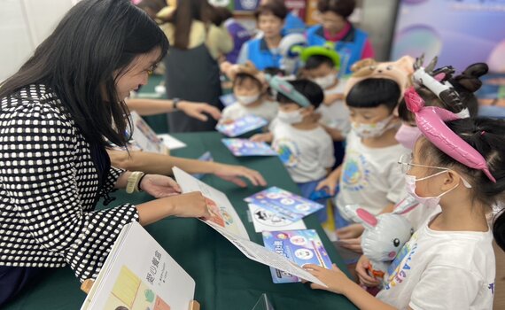 中市社會局發表AI創作志願服務繪本 跟著「樂樂」聽故事!