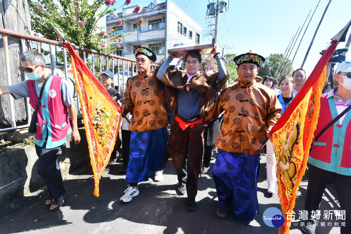 感受三百年前先民篳路藍縷及瞭解先人開墾拓荒的歷史意義及文化內涵,接著政府官員、地方仕紳、宮廟神轎、祈福民眾並於八堡圳水道旁路面進行儀式。圖/記者鄧富珍攝<br /><br /> <br /><br />