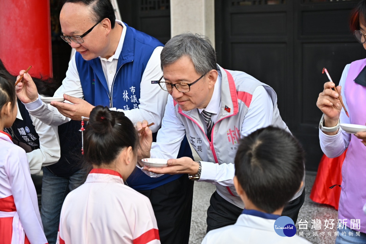 副市長王明鉅擔任帶領眾人循古禮向孔夫子致敬祈福,並親自為學童點下硃砂痣。