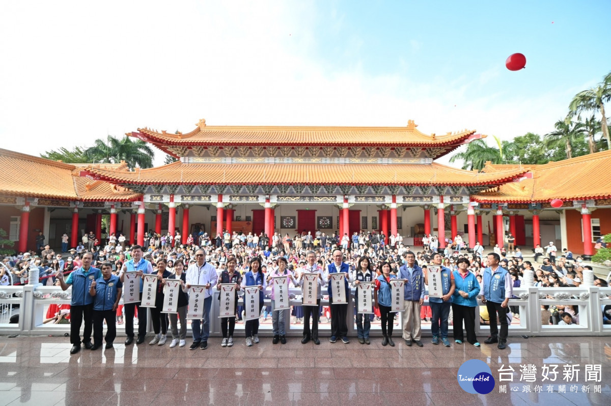 「2024桃園市孔廟硃砂祈福許願活動」大合照。<br /><br />