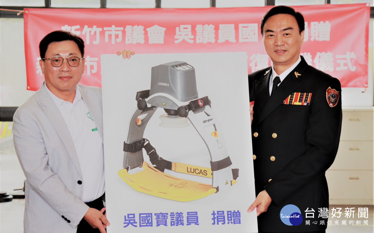 吳國寶議員捐贈自動心肺復甦機，以實際行動回饋社會。