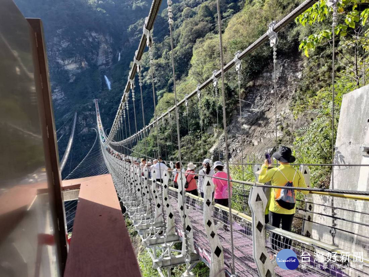 體驗全台最美、最長、最深的雙龍瀑布七彩吊橋步道。