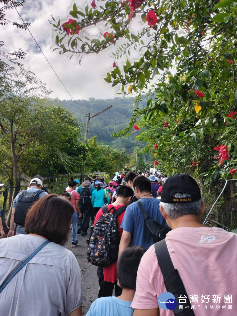 步道平緩好走,沿途風景秀麗。