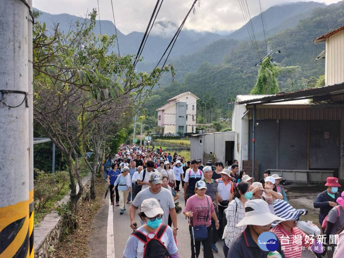 雙龍健行,走在雙龍部落。
