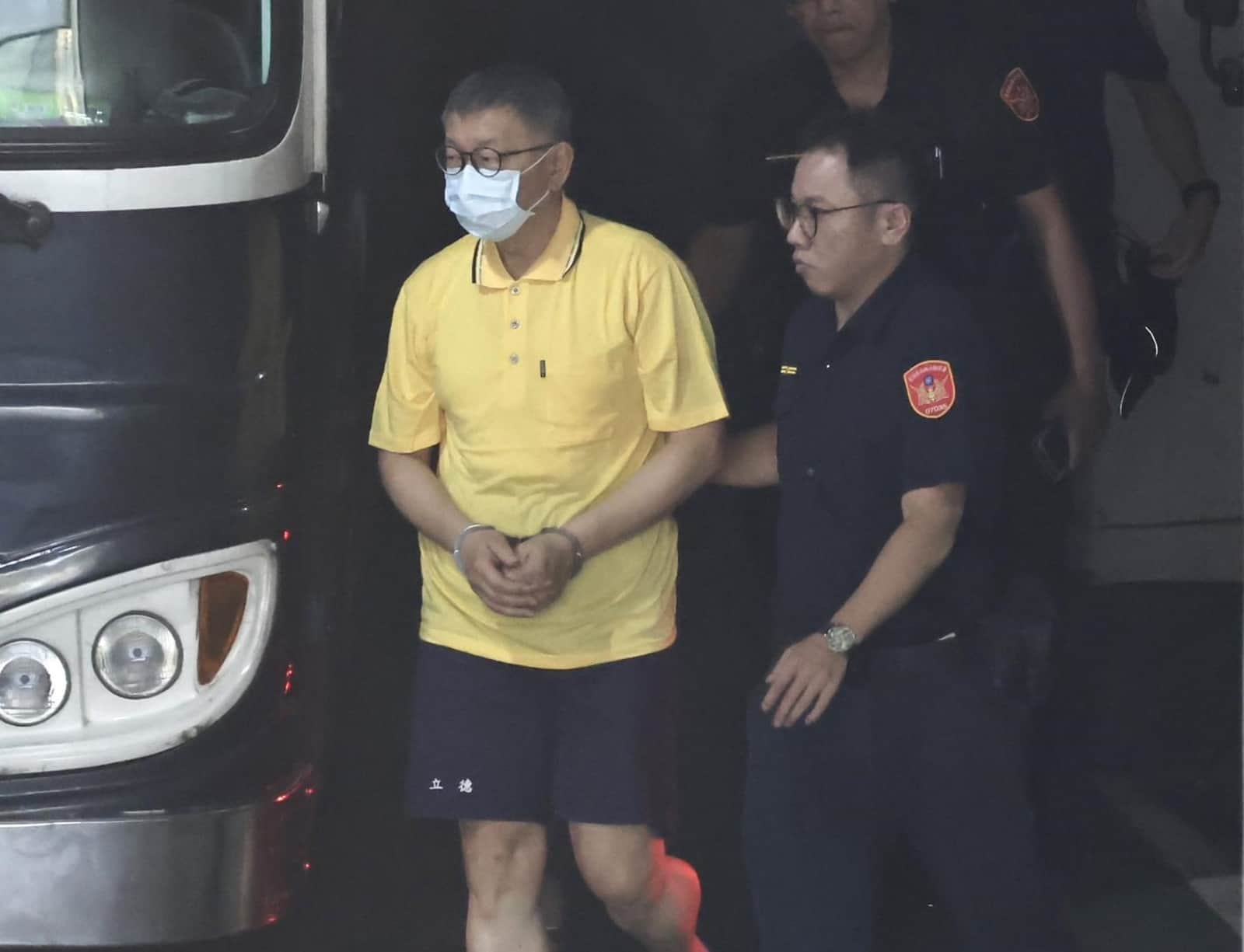民眾黨主席柯文哲(左)確定被延押2個月,前立委沈富雄建議民眾黨,應適度避免掉進柯的泥沼。資料照片/林啟弘攝