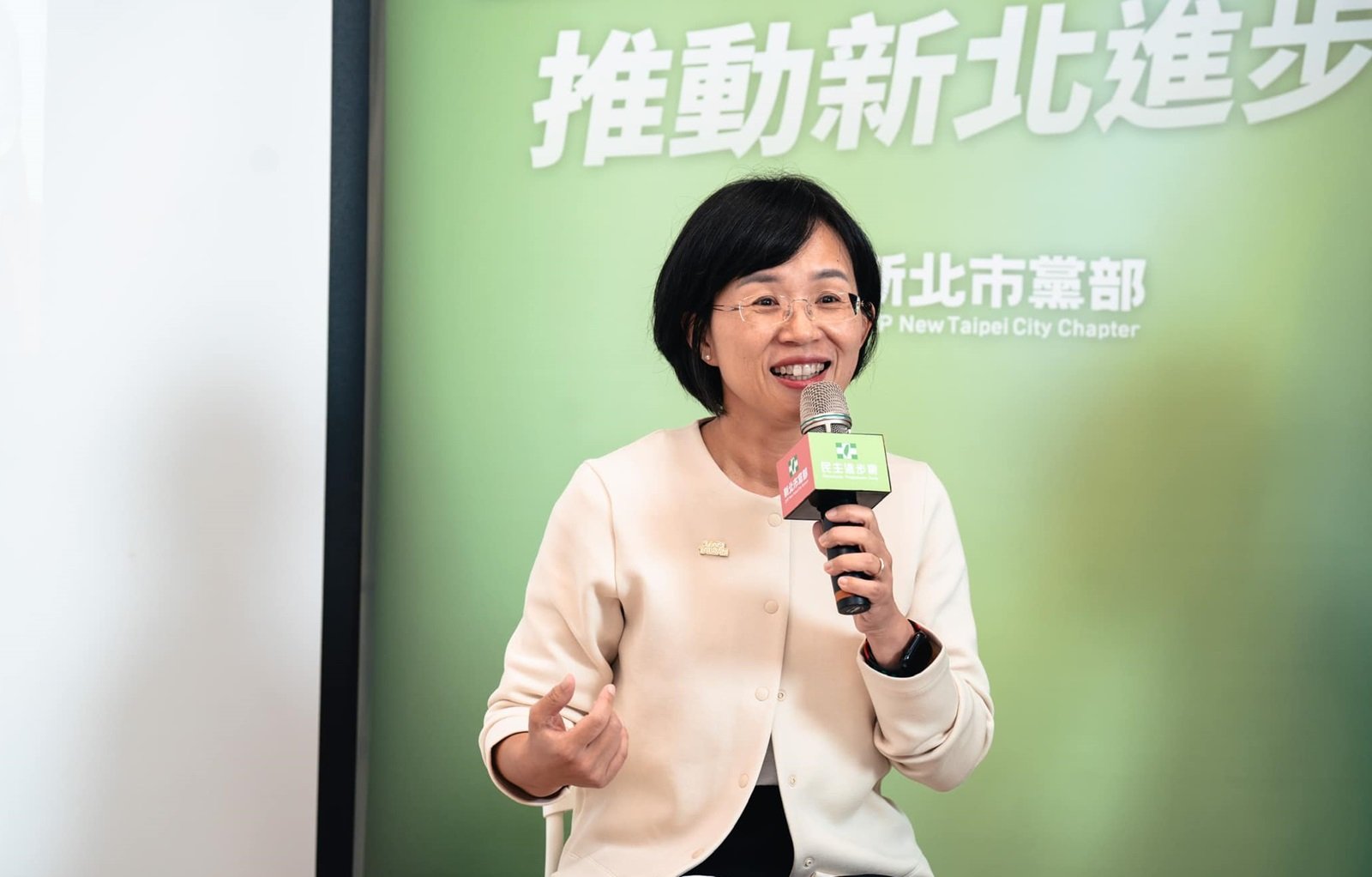 對於被點名是靠爸族,蘇巧慧3日回應表示,過去有衝衝衝,現在加上會會會,鄉親都很開心。翻攝蘇巧慧臉書