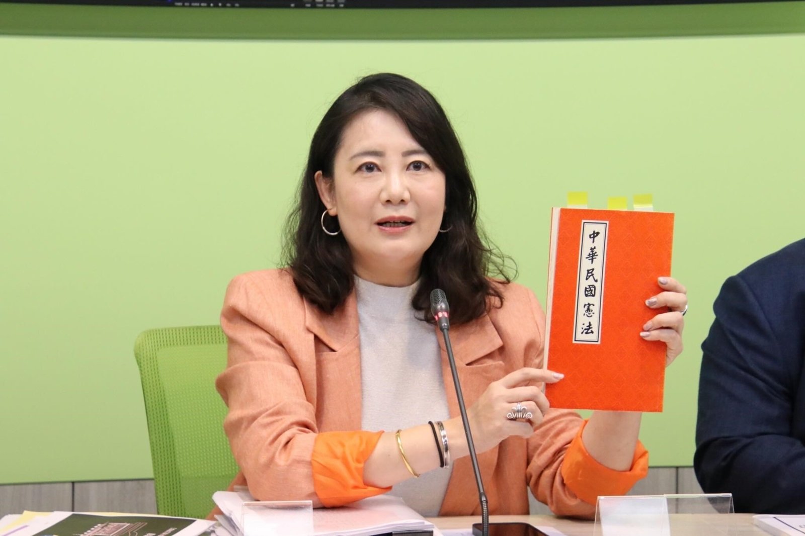 民進黨團幹事長吳思瑤列出下周議程,批評在野黨發動「民主政變」。翻攝吳思瑤臉書